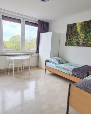 ein Doppelzimmer und ein Dreibettzimmer bei Hamburg