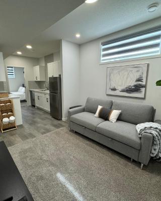 Chic & Cozy 2-BR Suite at Glacier Ridge NW Calgary