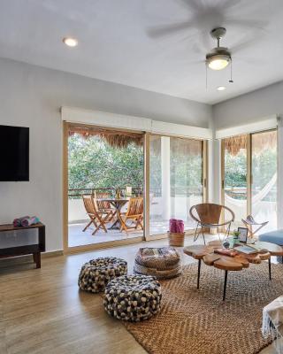 Beautiful Penthouse with Private Rooftop and Hot Tub