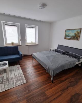 2-3 Personenzimmer - Familienzimmer mit King Size Bett und Gemeinschaftsbad und -Küche