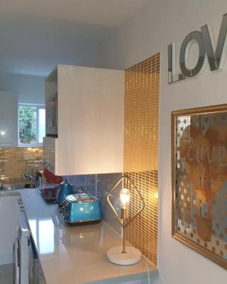 Book Now Affordable Cute Cozy studio with Carpark 23