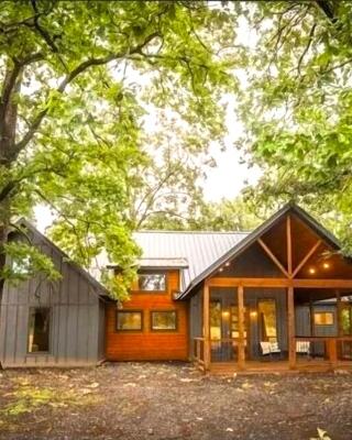 Shady Days Cabin Stylish 3BR Retreat with Hot Tub & Outdoor Kitchen - 5 Mins to Hochatown