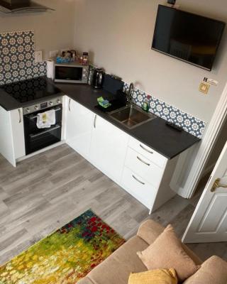 Mini-Apt Carrigaline, 2min to town 1 Bed & Sofa Bed Sleeps 3 or 4