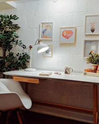 Charming Basement Suite with Private Entrance Near Subway, Koreatown & UofT