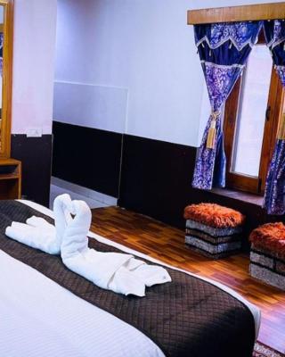 Hotel Hilltop At Mall Road Manali With Open Terrace