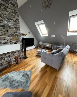 Zentrale Maisonette mit Büro & Parkplatz