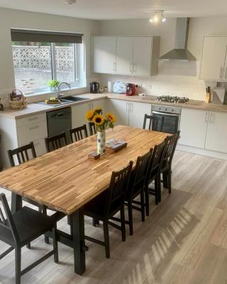 Bright, Spacious 5-Bed, 4-Bathroom home on Loch Soy