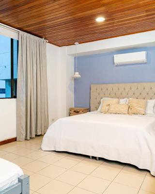 Amplia habitación con vista al mar y baño privado