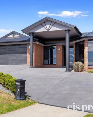 Charming modern well decor house Kingston, Hobart