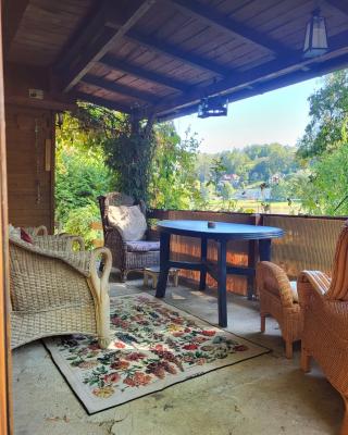 Romantische Gartenlaube mit Blick auf die Elbe