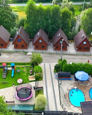 OW "Domki Matiaszówka" z PODGRZEWANYMI BASENAMI, kąpieliskiem ze zjeżdżalnią wodną, ogrodzonym placem zabaw i boiskiem