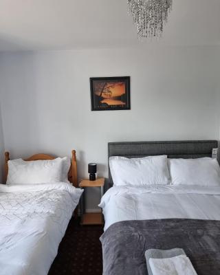 3 Bedrooms - Sleep 7 - Garden - Private Parking