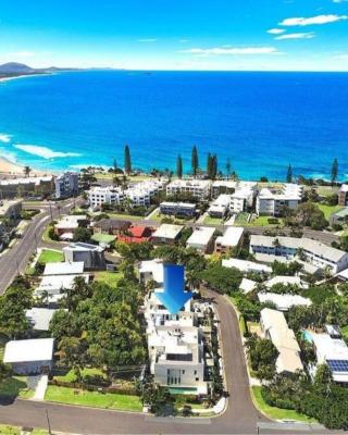 4 Bed Townhouse 200m to the Beach