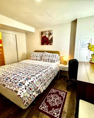 Cozy Private Room with Shared Bathroom on the 1st Floor - Conveniently Located near SeaTac Airport and Downtown