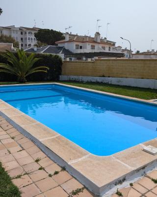 Chalet adosado en Matalascañas con piscina y chimenea, cerca de la playa