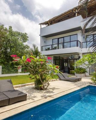 Deluxe Apartment, 75 m from Balian Surf Spot