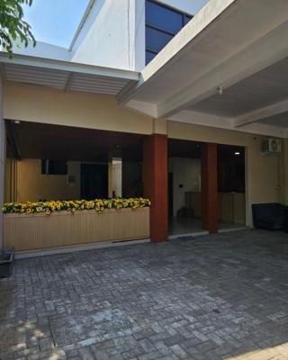 Sunflower Hotel Syariah near Juanda Airport