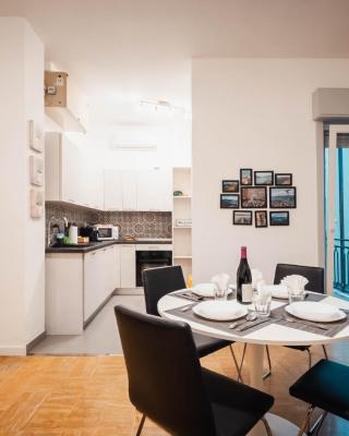 SweetHome Ampio bilocale in centro con parcheggio gratuito coperto vicino a stazione Como-Milano