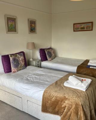 Rie's Retreat - The Amethyst Room