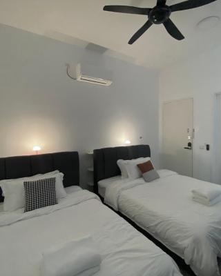 Bukit Indah - Room with Private Bathroom 1-4Pax
