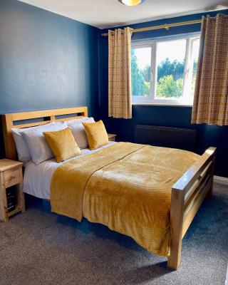 Large 5 bed detached house near Stansted Airport with Parking for 2 vehicles! Stansted Stays