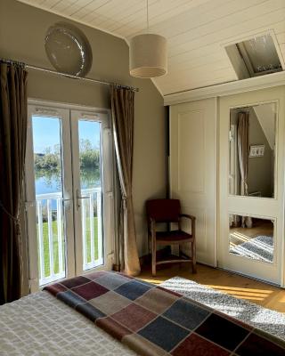 Kinsale Lodge · Cotswolds Lakeside - Spring Lake