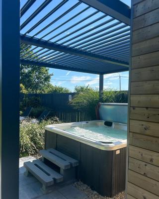 Roulotte du puits avec jacuzzi et sauna privatif