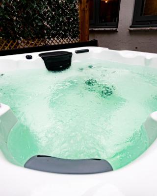 The Gathering @ Liver House - Hot Tub - Near Liverpool - Sleeps Up To 20
