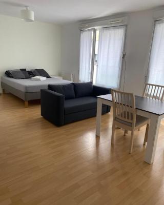 Grand Studio de 37m carrés - RER Laplace et Maison des Examens à 5 minutes à pied