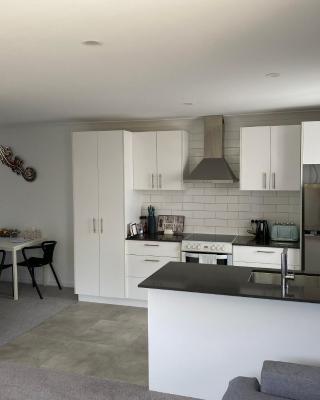 2BD Family or Couple Guesthouse Upstairs near Turf club, HOTA in Bundall