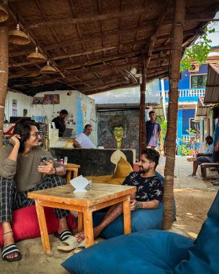 12 Monks - Beachfront Hostel