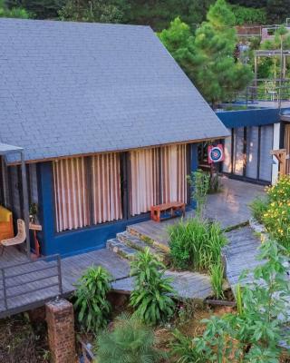 Anna Little Garden - Fish House