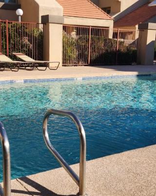 Cozy condo near MCC with pool, BBQ, covered parking