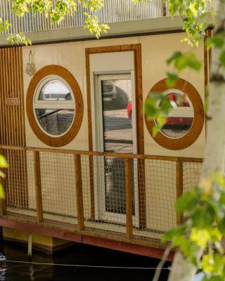 Houseboat Lilly