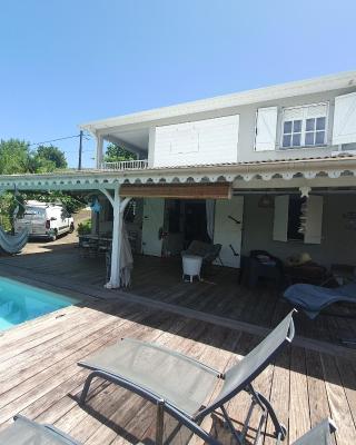 CHARMANT HAUT DE VILLA AVEC PISCINE PARTAGEE