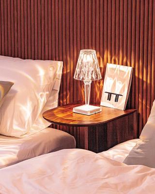 New, 3min to Hapjeong St, Airport bus stop, 8min to Hongdae & Mangwon Market, Han River Park, 2BR 3QB full of sunshine, Hotel bedding, City Nature