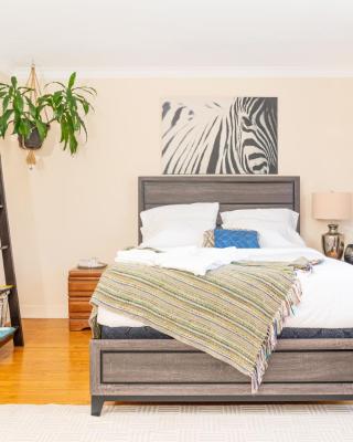 Room in cozy house close to Lawrence Ave, WiFi, parking