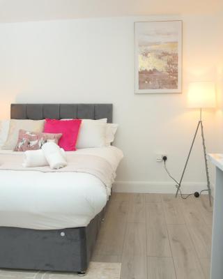 Luxury Private Ensuite and Kitchenette Room Near Luton Airport 4 Min Drive