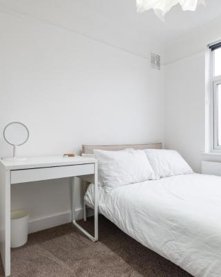 Atlas - Minimalist Double Room in Luton