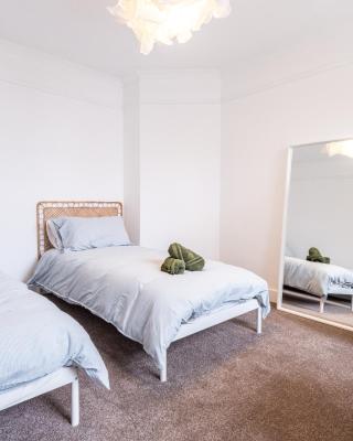 Orion Room - Twin Room in Luton