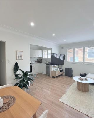 Coogee Sunrise shared Apt with Parking & Work Desk
