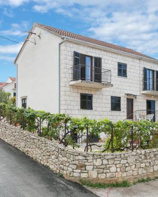 Apartments with a parking space Sutivan, Brac - 744