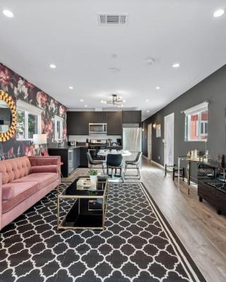 Art Deco by AvantStay 1920s Remodeled Bungalow Open Layout Courtyard