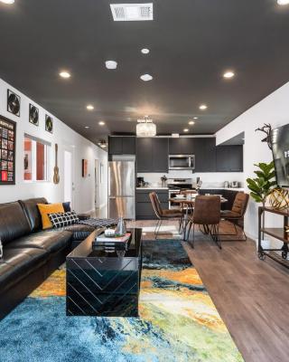 Vibey 2BDR in Prime Hollywood Steps to Attractions Rock n Roll by AvantStay