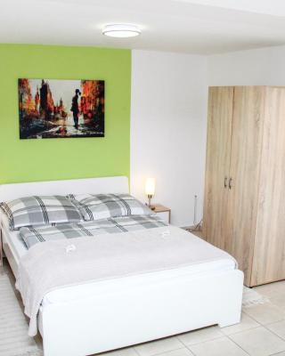 INDIVIDUAL APARTMENTS - Zentrale, ruhige Wohnung in Innenstadt - Küche, Parkplatz, Terrasse, SmartTV, Netflix