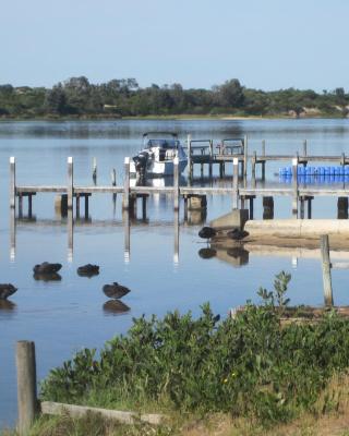 Lakes Entrance Waterfront Cottages with King Beds