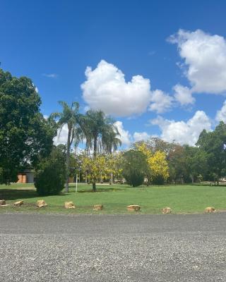 Jumbuck Motor Inn - POOL - PET FRIENDLY SECTION - KING BEDS