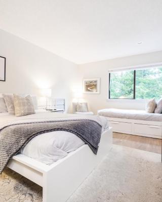 Cozy Creek Den - Studio w Hot Tub and Pool