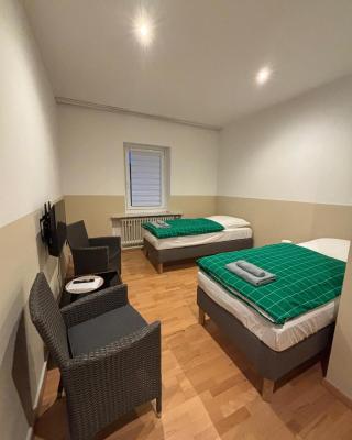 Doppelzimmer-TV-Bad- Kühlschrank-8