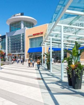 Airport Home- 24x7 Check in- Flexible Checkout- Square One Mall Minutes Away